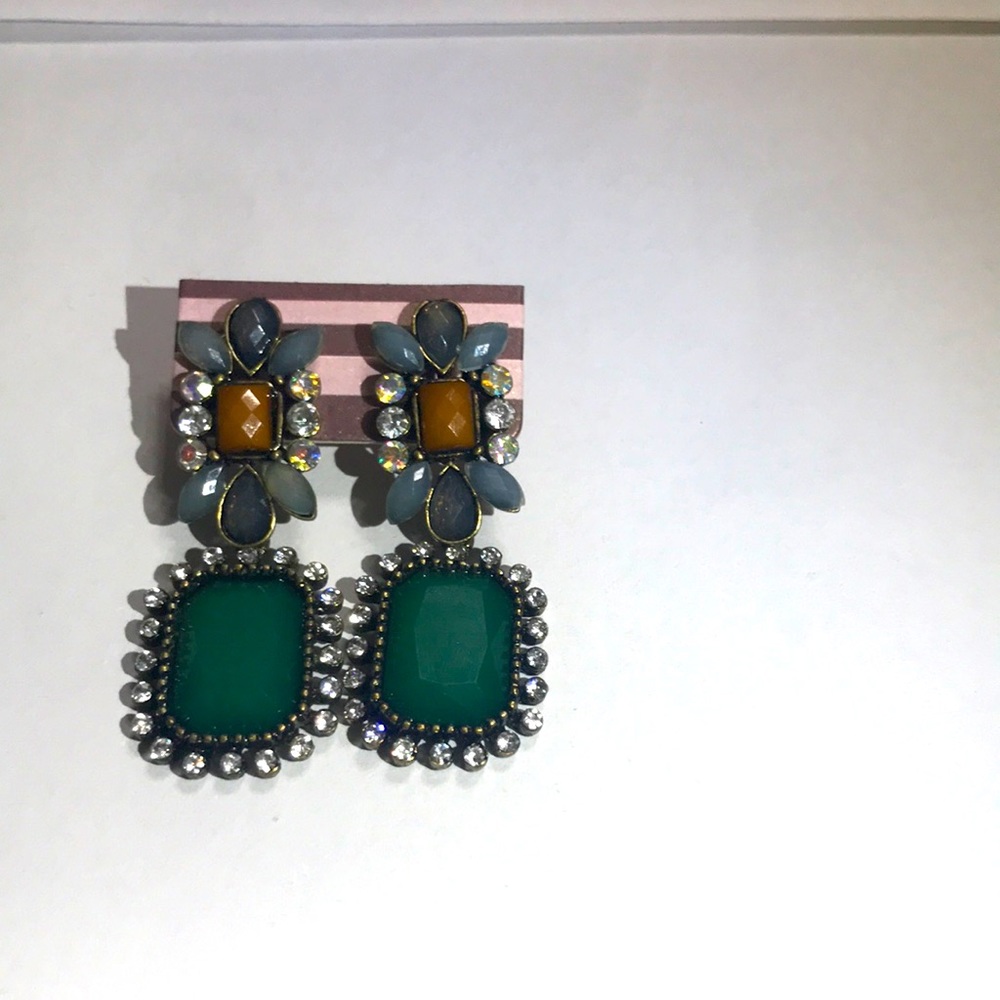 Dangling pendant earrings